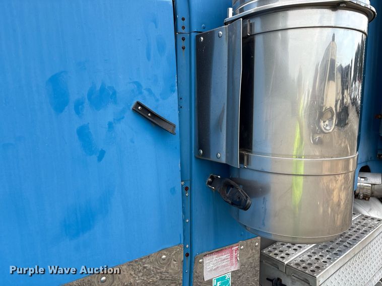 image for item YA0513 2000 Freightliner FLD120 semi truck