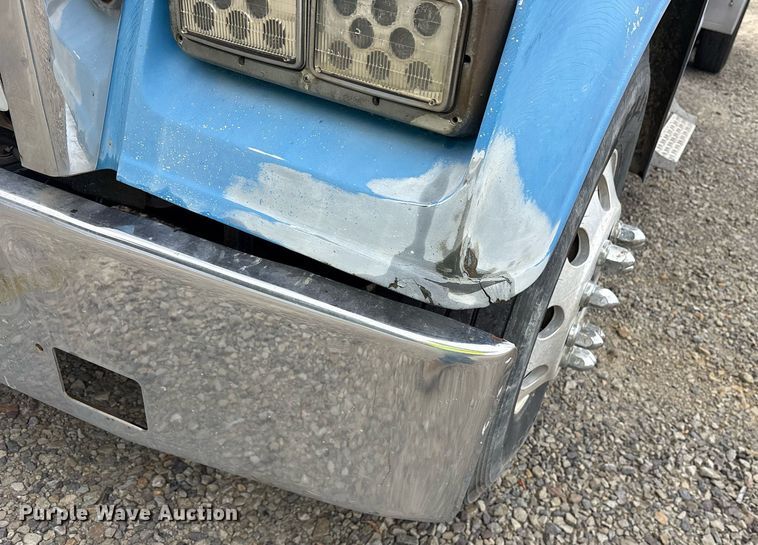 image for item YA0513 2000 Freightliner FLD120 semi truck