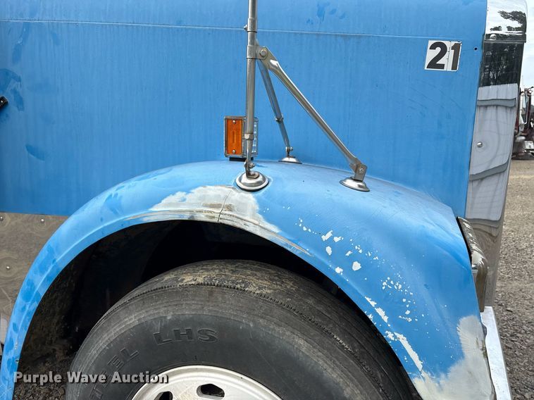 image for item YA0513 2000 Freightliner FLD120 semi truck