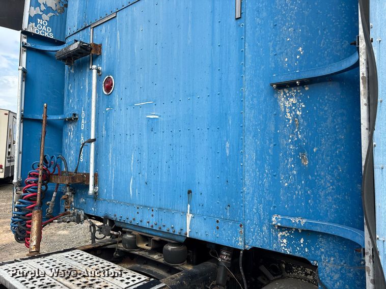 image for item YA0513 2000 Freightliner FLD120 semi truck