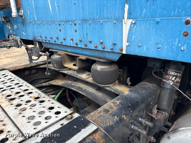 image for item YA0513 2000 Freightliner FLD120 semi truck