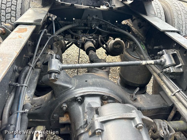 image for item YA0513 2000 Freightliner FLD120 semi truck