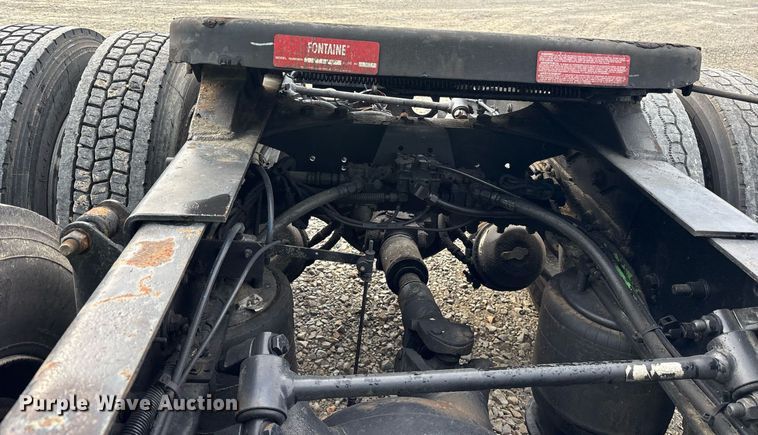 image for item YA0513 2000 Freightliner FLD120 semi truck