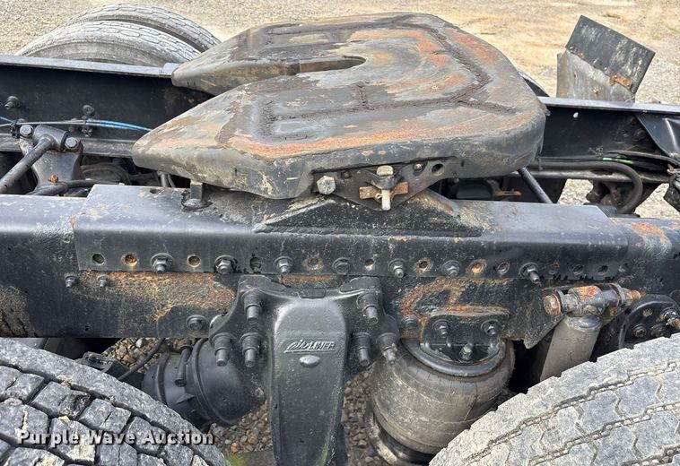 image for item YA0513 2000 Freightliner FLD120 semi truck