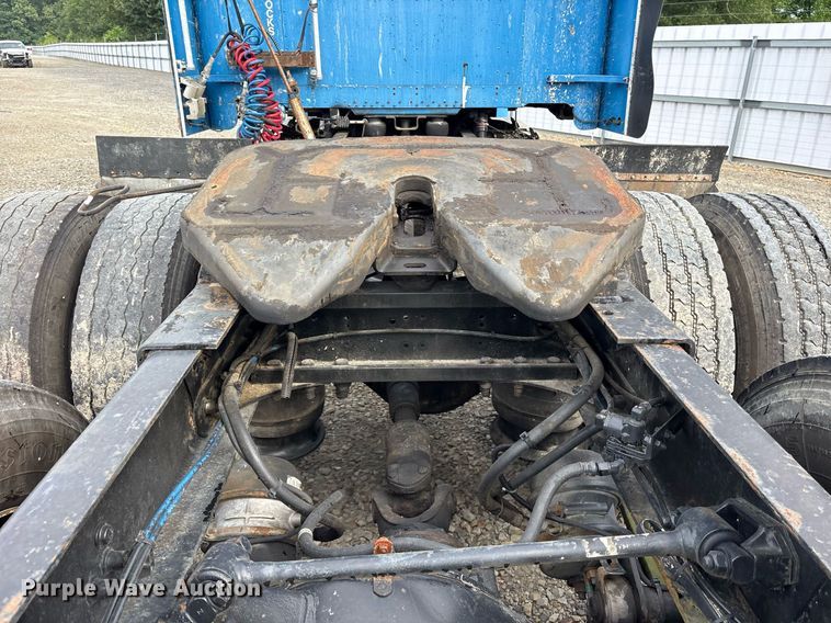 image for item YA0513 2000 Freightliner FLD120 semi truck