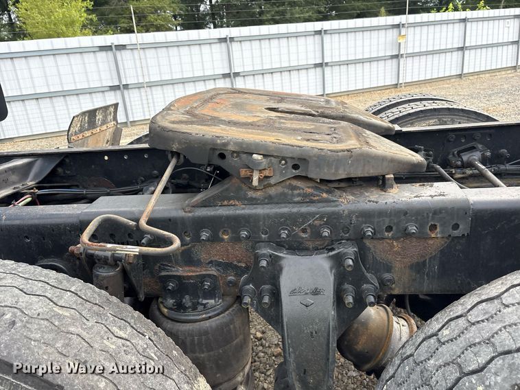 image for item YA0513 2000 Freightliner FLD120 semi truck