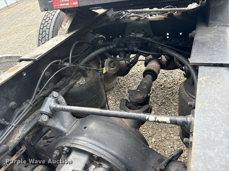 image for item YA0513 2000 Freightliner FLD120 semi truck