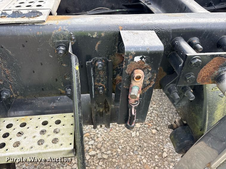 image for item YA0513 2000 Freightliner FLD120 semi truck