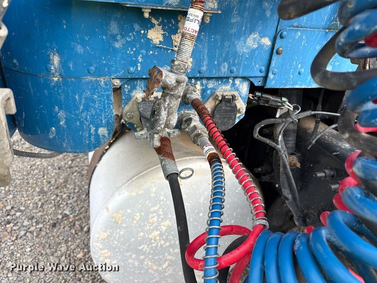 image for item YA0513 2000 Freightliner FLD120 semi truck