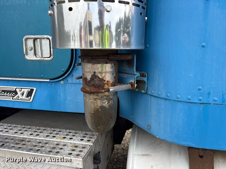 image for item YA0513 2000 Freightliner FLD120 semi truck