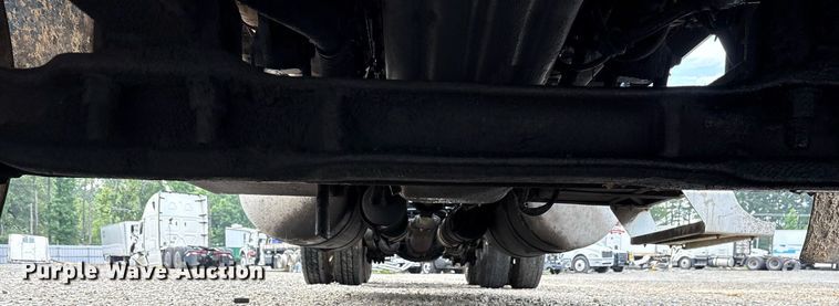 image for item YA0513 2000 Freightliner FLD120 semi truck