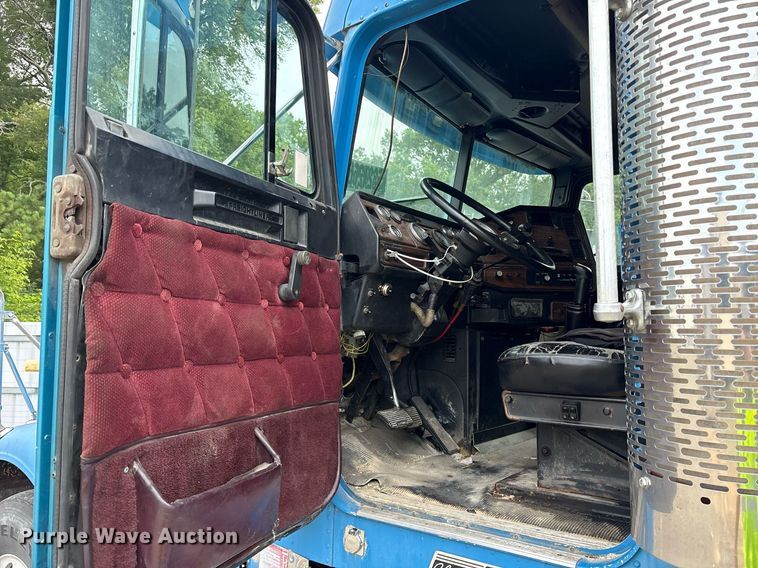 image for item YA0513 2000 Freightliner FLD120 semi truck