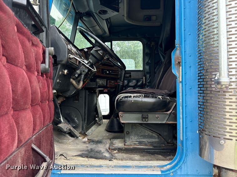 image for item YA0513 2000 Freightliner FLD120 semi truck