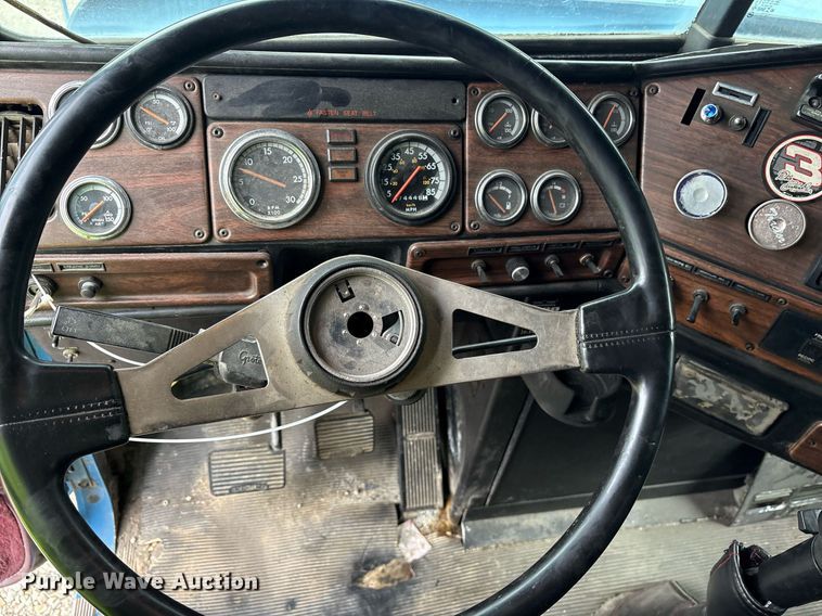 image for item YA0513 2000 Freightliner FLD120 semi truck