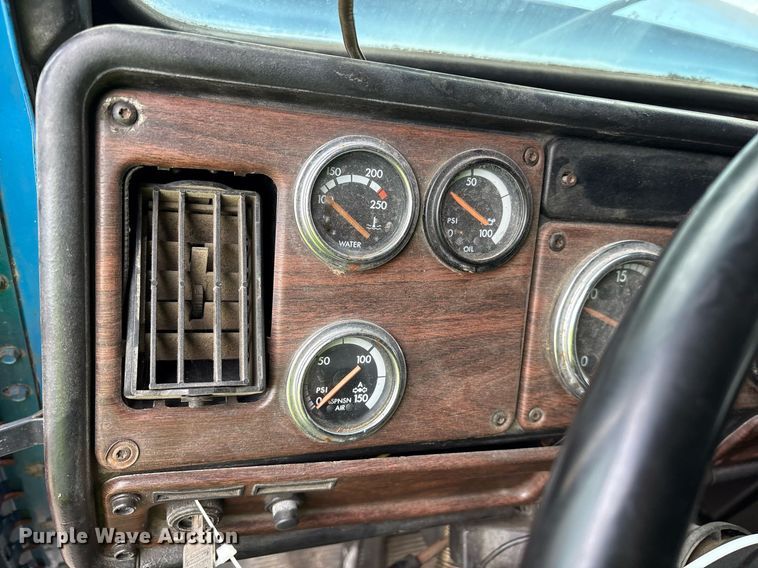 image for item YA0513 2000 Freightliner FLD120 semi truck