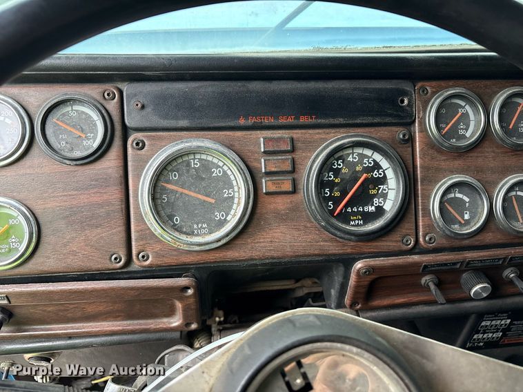 image for item YA0513 2000 Freightliner FLD120 semi truck