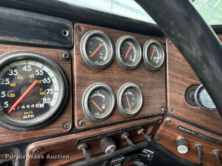 image for item YA0513 2000 Freightliner FLD120 semi truck