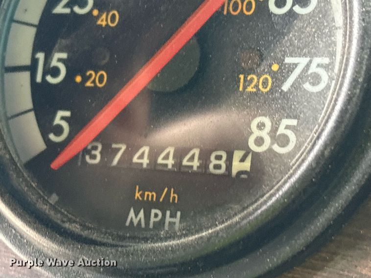 image for item YA0513 2000 Freightliner FLD120 semi truck