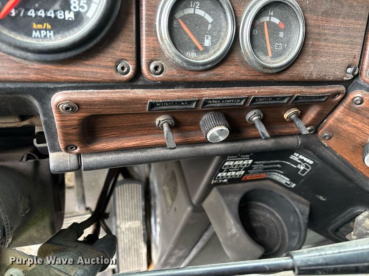 image for item YA0513 2000 Freightliner FLD120 semi truck