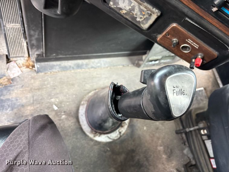 image for item YA0513 2000 Freightliner FLD120 semi truck