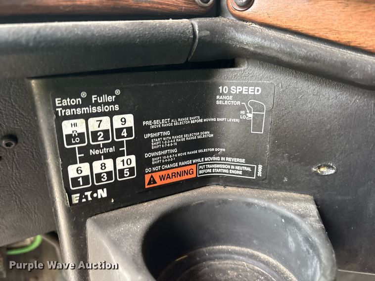 image for item YA0513 2000 Freightliner FLD120 semi truck