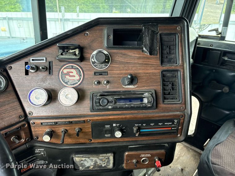 image for item YA0513 2000 Freightliner FLD120 semi truck