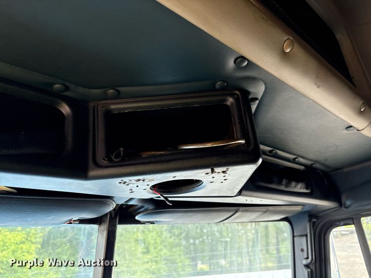 image for item YA0513 2000 Freightliner FLD120 semi truck