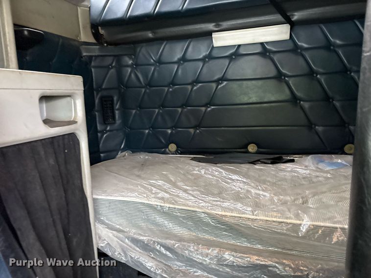 image for item YA0513 2000 Freightliner FLD120 semi truck