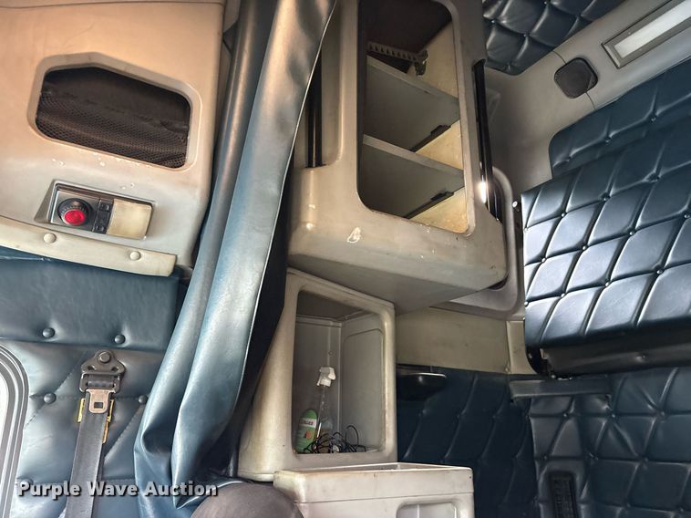 image for item YA0513 2000 Freightliner FLD120 semi truck