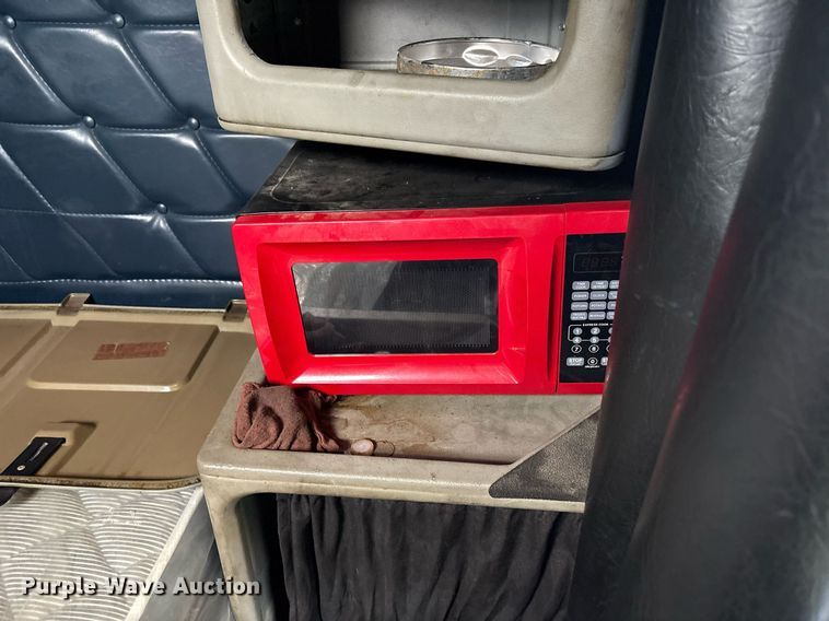 image for item YA0513 2000 Freightliner FLD120 semi truck