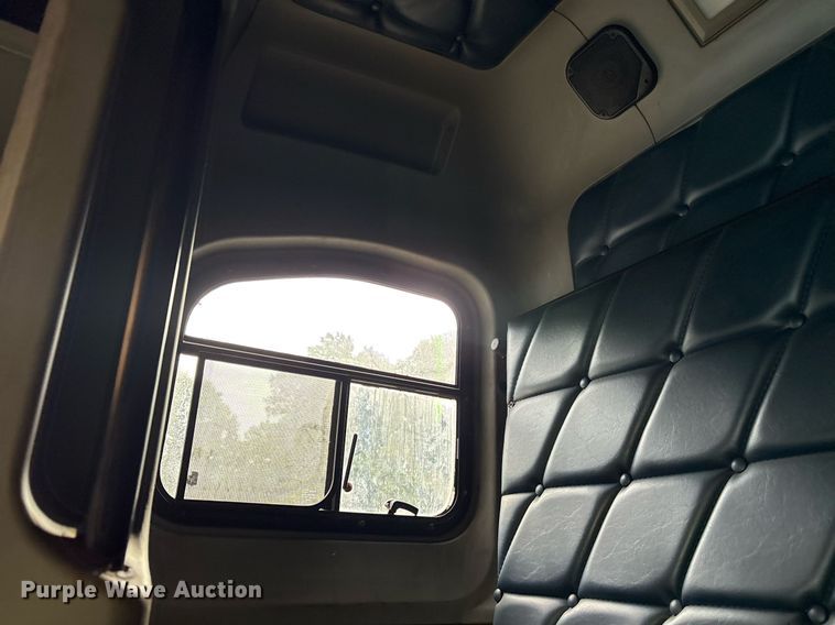 image for item YA0513 2000 Freightliner FLD120 semi truck