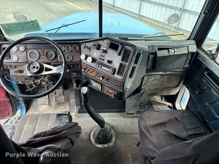 image for item YA0513 2000 Freightliner FLD120 semi truck