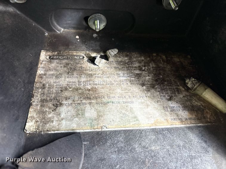 image for item YA0513 2000 Freightliner FLD120 semi truck