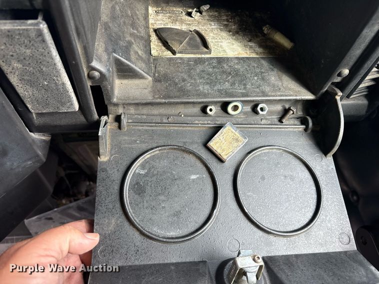 image for item YA0513 2000 Freightliner FLD120 semi truck