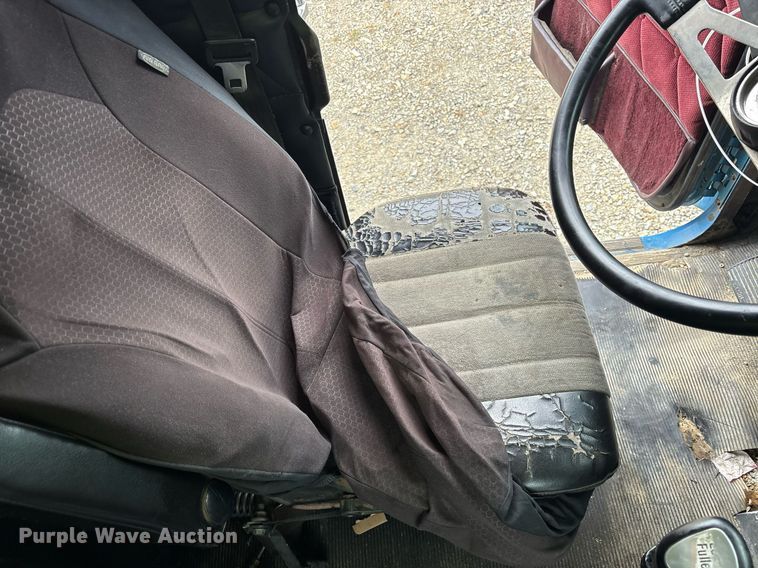 image for item YA0513 2000 Freightliner FLD120 semi truck