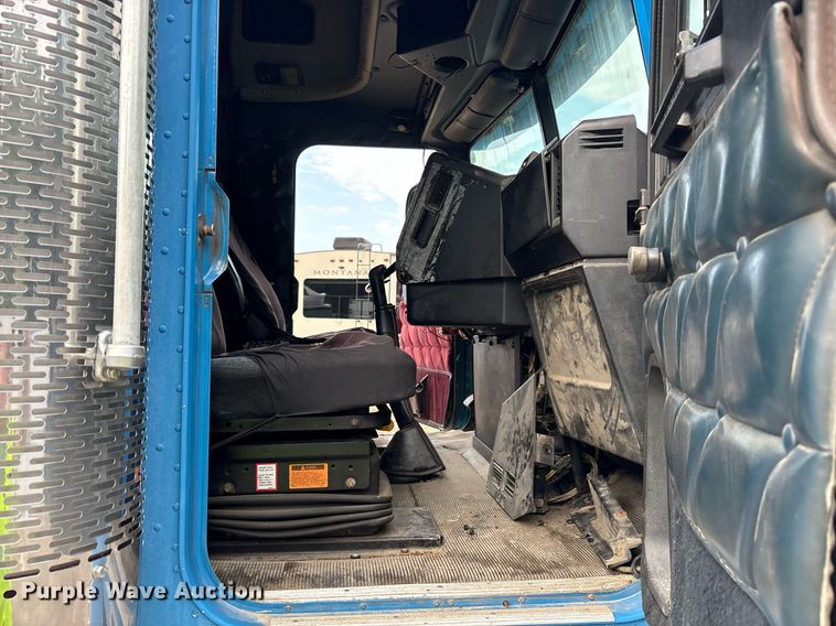 image for item YA0513 2000 Freightliner FLD120 semi truck