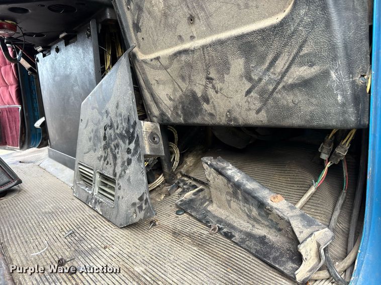 image for item YA0513 2000 Freightliner FLD120 semi truck