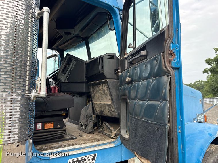 image for item YA0513 2000 Freightliner FLD120 semi truck