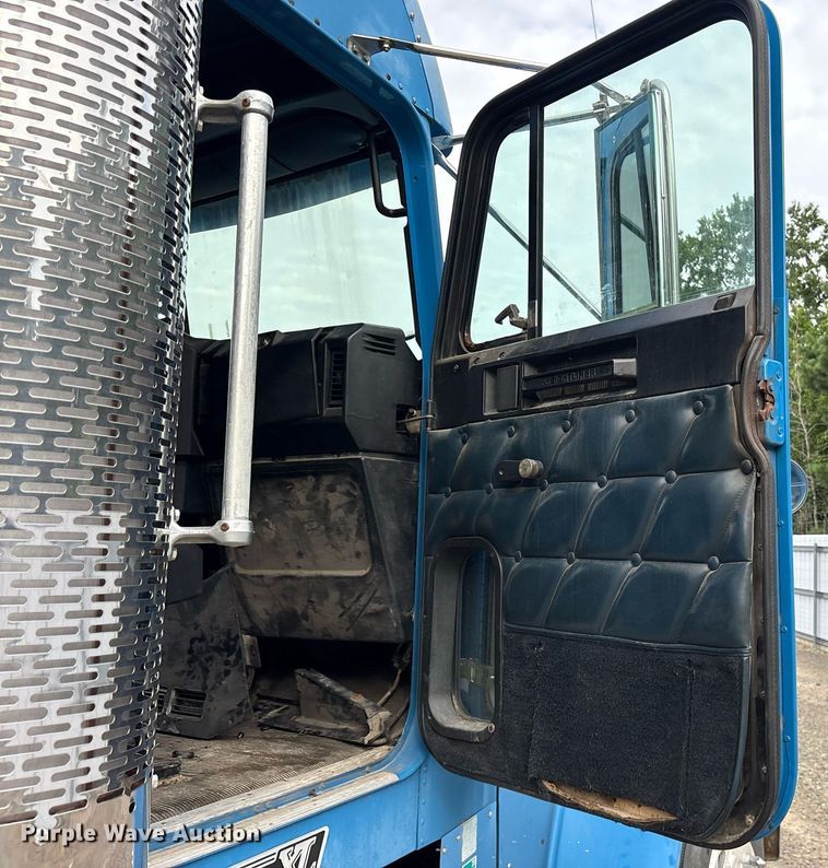 image for item YA0513 2000 Freightliner FLD120 semi truck