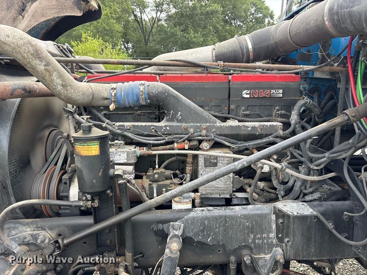 image for item YA0513 2000 Freightliner FLD120 semi truck