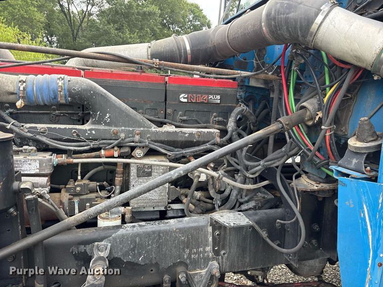 image for item YA0513 2000 Freightliner FLD120 semi truck