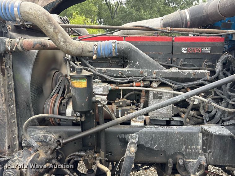 image for item YA0513 2000 Freightliner FLD120 semi truck