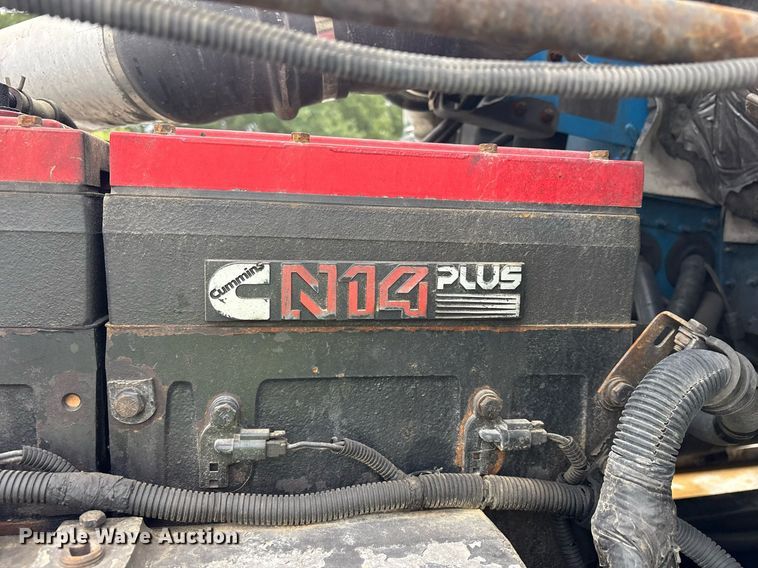 image for item YA0513 2000 Freightliner FLD120 semi truck