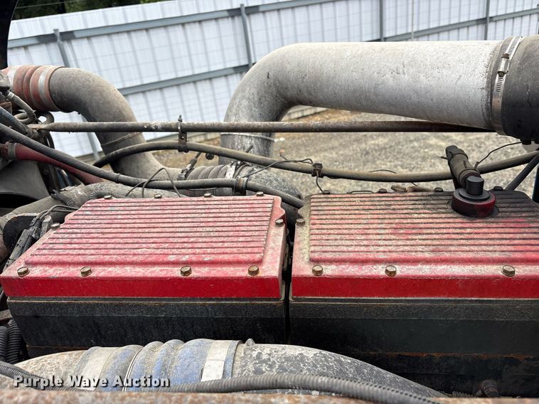 image for item YA0513 2000 Freightliner FLD120 semi truck