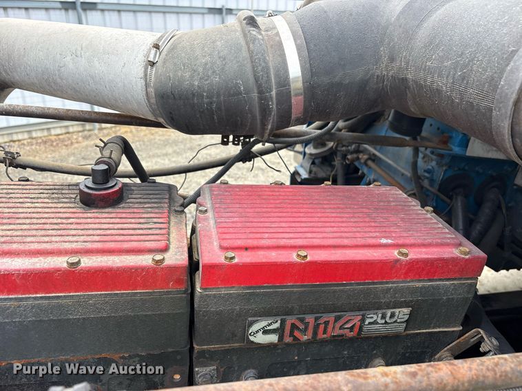 image for item YA0513 2000 Freightliner FLD120 semi truck