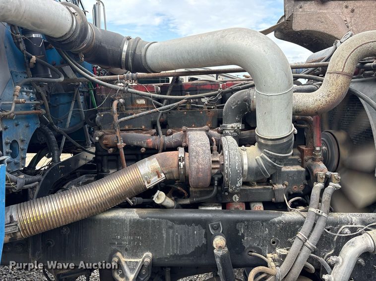 image for item YA0513 2000 Freightliner FLD120 semi truck