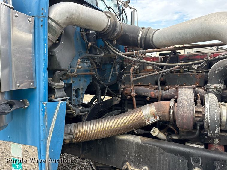 image for item YA0513 2000 Freightliner FLD120 semi truck