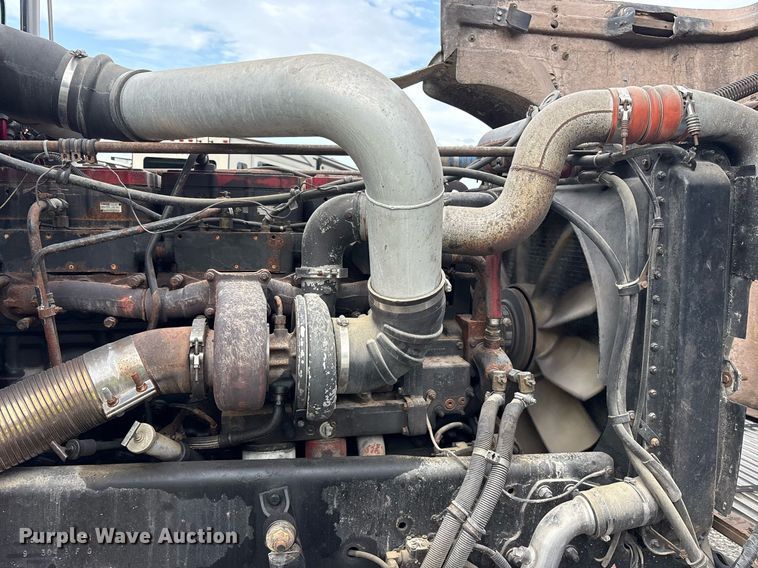 image for item YA0513 2000 Freightliner FLD120 semi truck