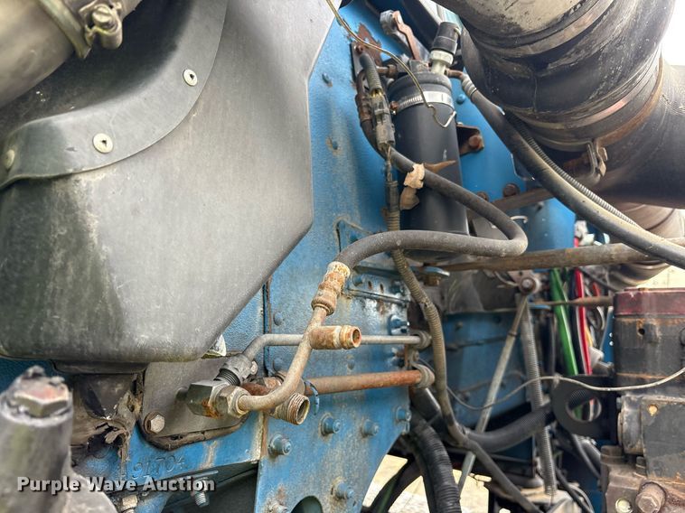 image for item YA0513 2000 Freightliner FLD120 semi truck