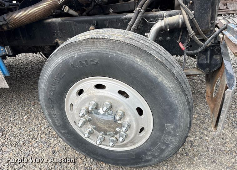 image for item YA0513 2000 Freightliner FLD120 semi truck